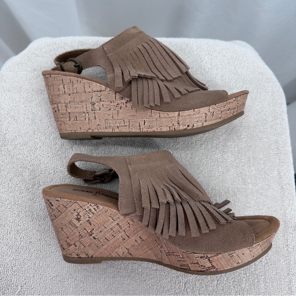 Minnetonka Womens Leather Fringe Wedge Sandal 8 Tan Open Toe Buckle Strap - Picture 7 of 10